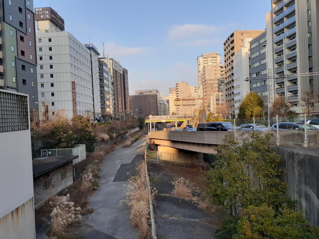  在筑地川遗址上行驶的高速公路之谜