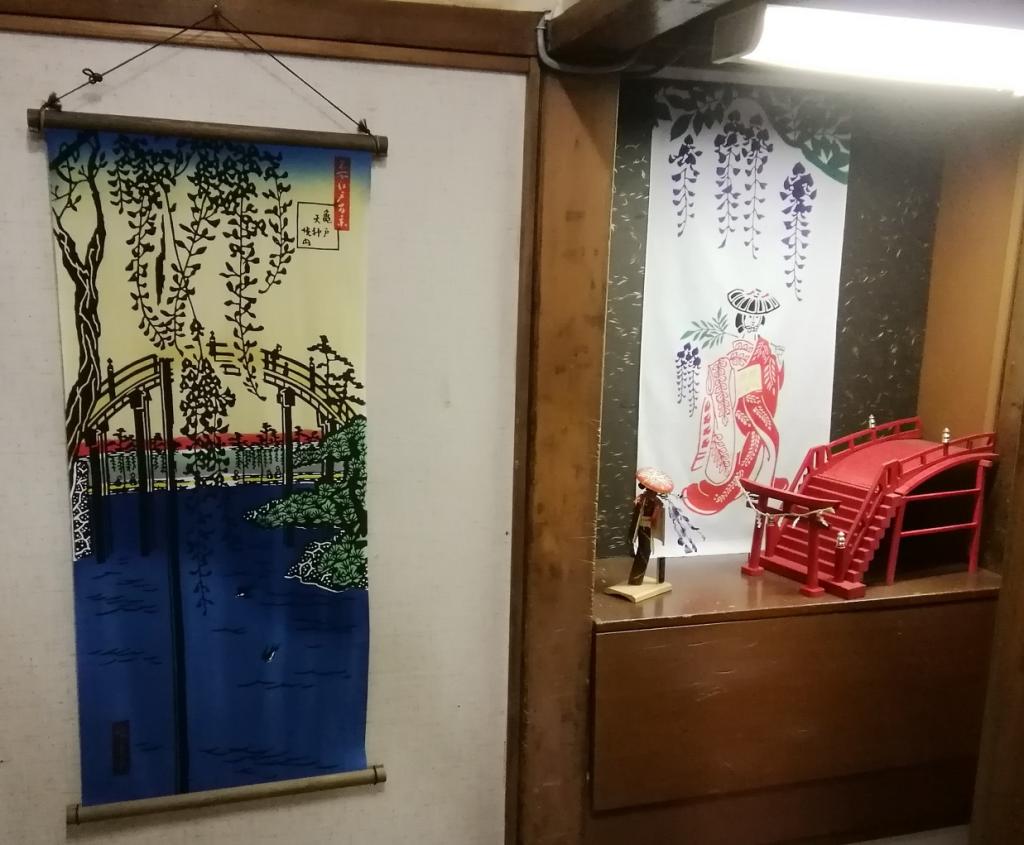 左:歌川广重画写名所百景龟户天神境内右:藤娘人形町附近的“布之店”系列,这次是“手巾”
　　～户田屋商店～