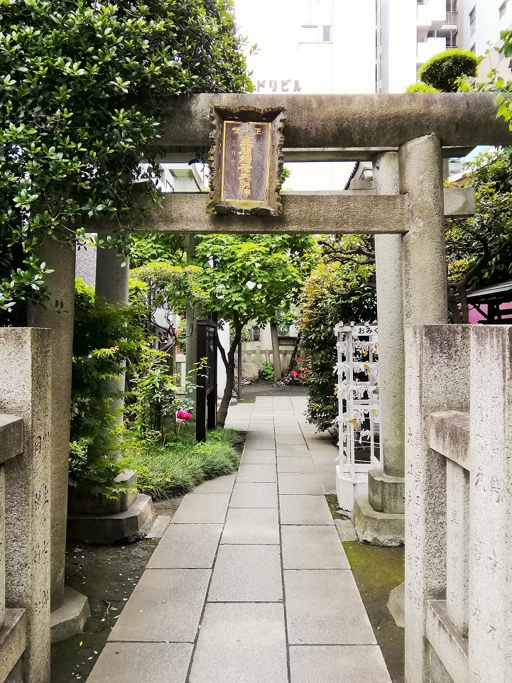 从久松警察署一侧的鸟居(一之鸟居)人形町站可以去,氛围安静的神社9
　～笠间稻荷神社东京别社～ 