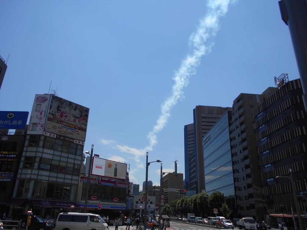 从筑地到品川方向的飞机云Blue Impulse over the King on May 29th,2020