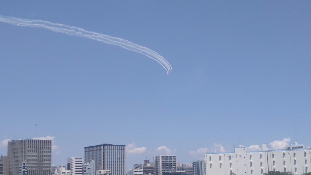  东京的天空中的蓝脉冲
我在可以俯瞰天空的中央大桥上看到了。