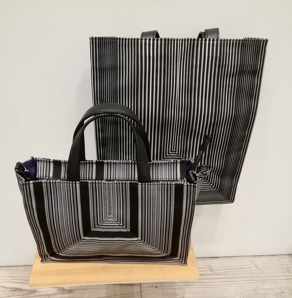 面前:　条纹斯蒂拉2Way BAG 38,500日元
奥:　条纹斯蒂拉BAG
27,500日元小仓织条纹的精华2020
　～日本桥木屋总店izutuki～