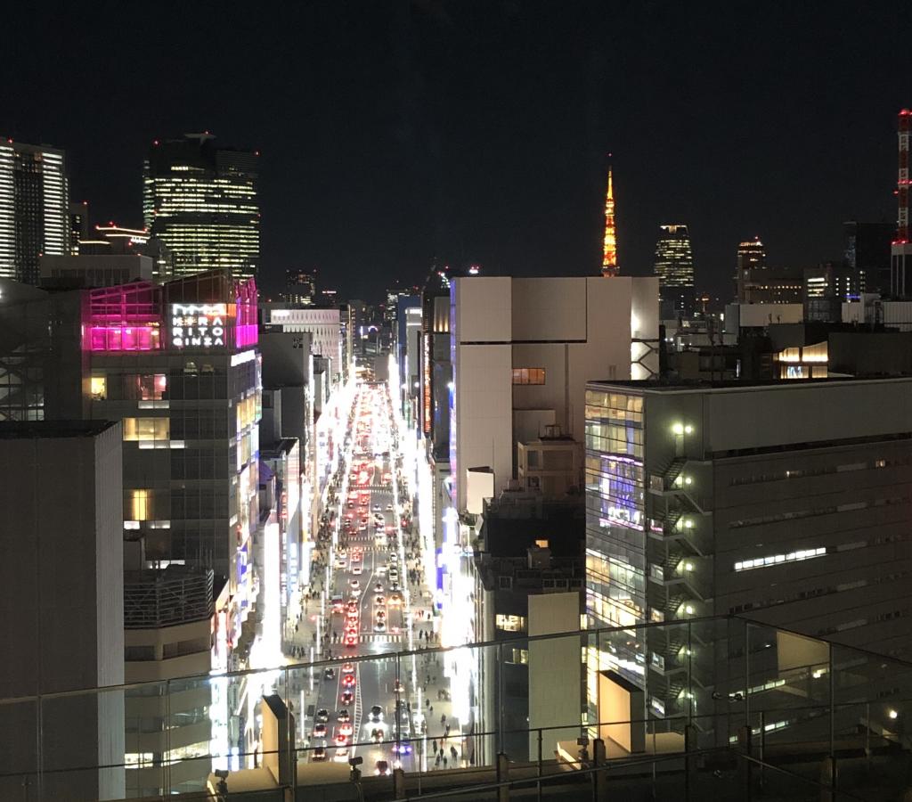 从银座大街的夜景京桥互馆110塔眺望银座大街