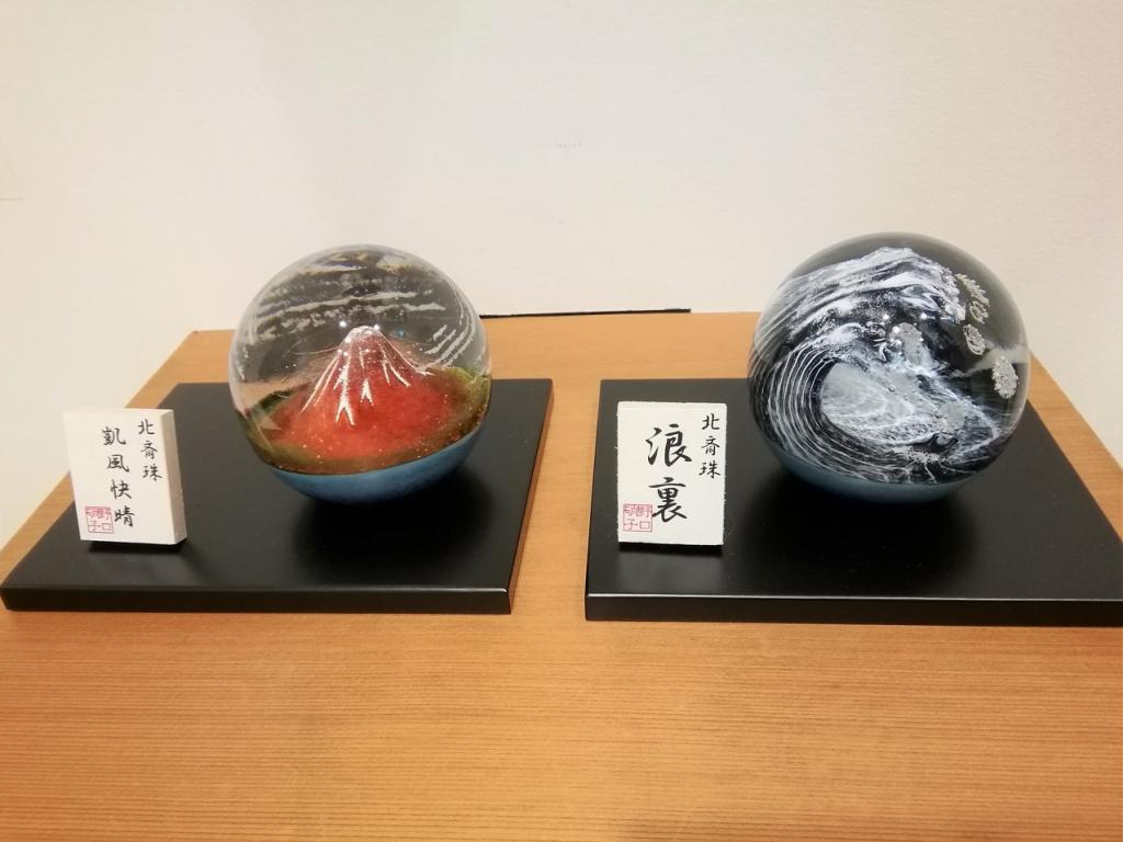 北斋珠　
左:　凯风快晴
右:　浪里
每38,500日元FUSION FACTORY春季玻璃展
　～日本桥木屋总店izutuki～