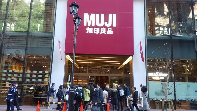 店铺的正面面向林荫大道。 MUJI无印良品并木通三丁目开店　