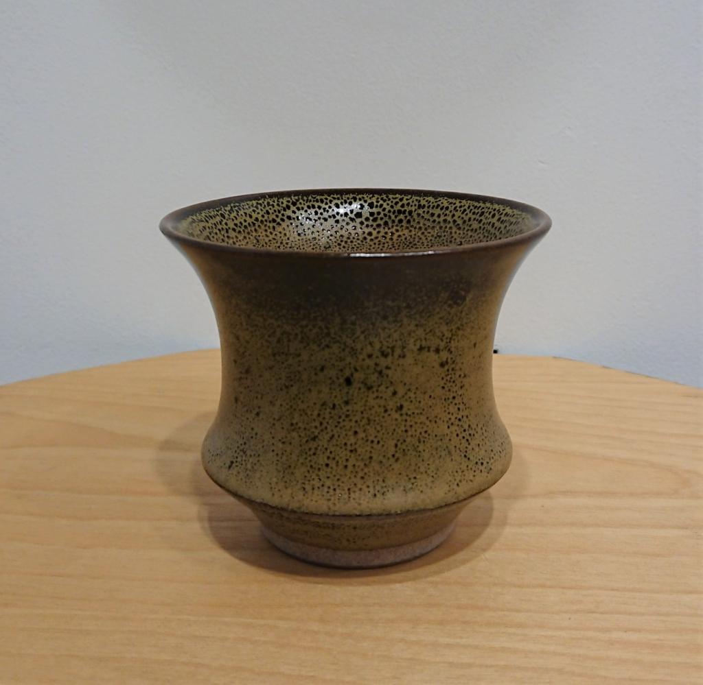 铁釉器
１００×１００×８５ｍｍ
11,000日元KARIN-花井健太作陶展
　　～日本桥木屋总店izutuki～