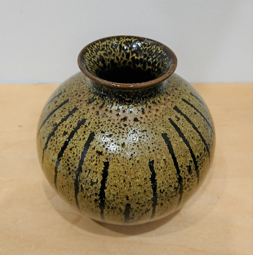 铁釉线纹花器115×115×105mm 16500日元KARIN-花井健太作陶展
　　～日本桥木屋总店izutuki～