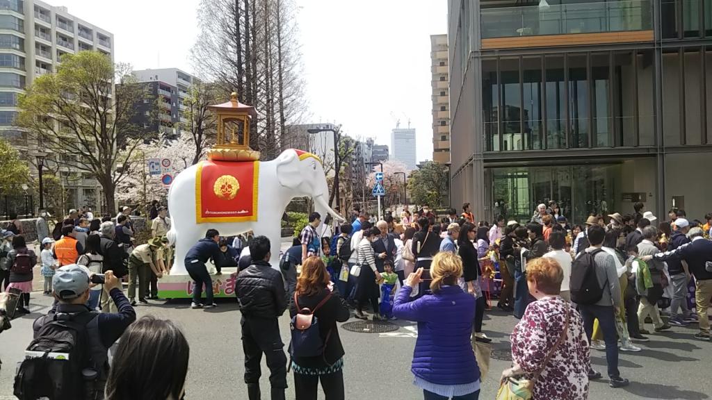 筑地本愿寺的幼儿队伍去了钓人偶町大观音寺和筑地本愿寺。