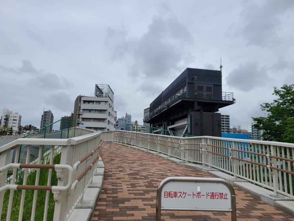 隅田川阳台联络桥(上行)隅田川阳台通过联络桥连接起来了!(大岛川水门附近)