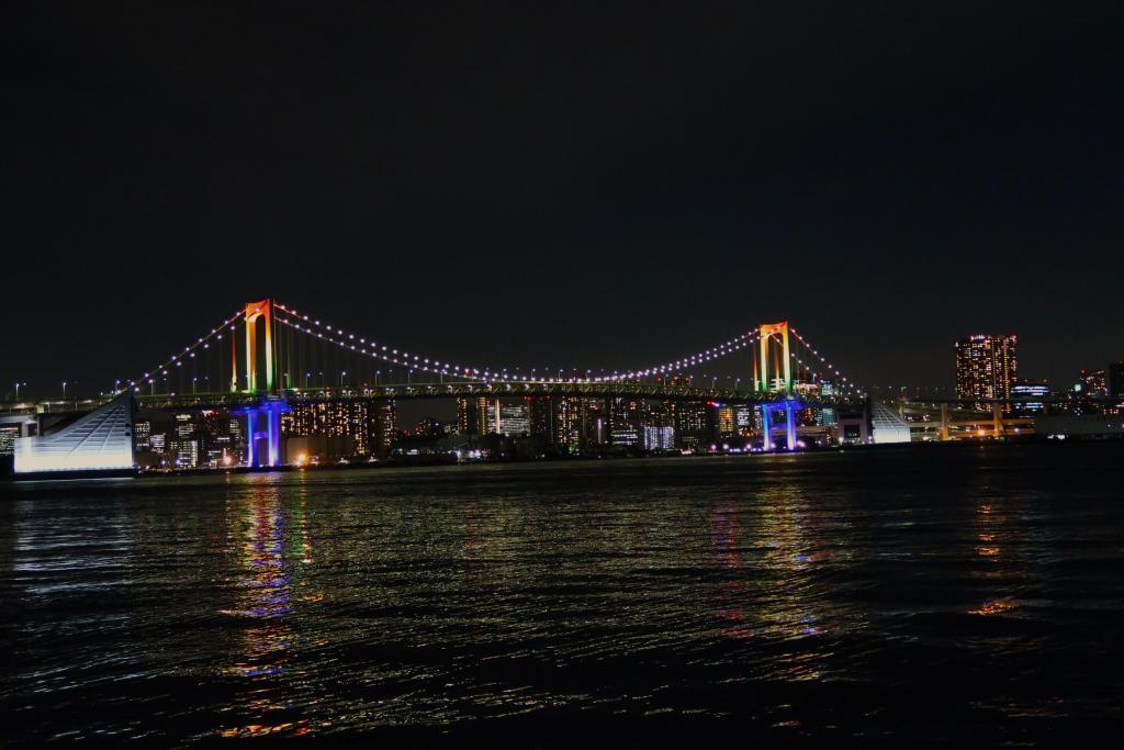 从彩虹闪耀的彩虹桥对岸眺望的中央区夜景