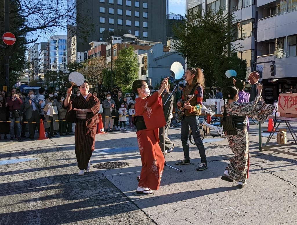 人形町祭是“回人形町吧”,以盂兰盆舞人形市和人形町祭人形町为主题的盂兰盆舞曲披露