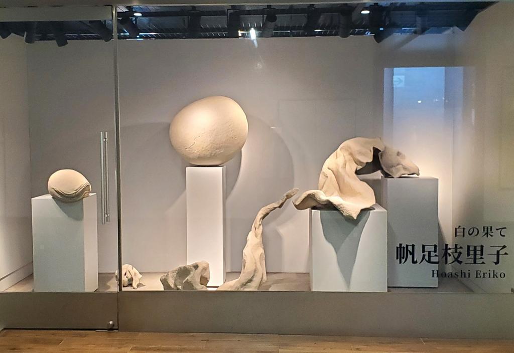 白色的尽头
帆足枝里子“METRO ART PASSAGE”展
　　～地铁银座画廊～