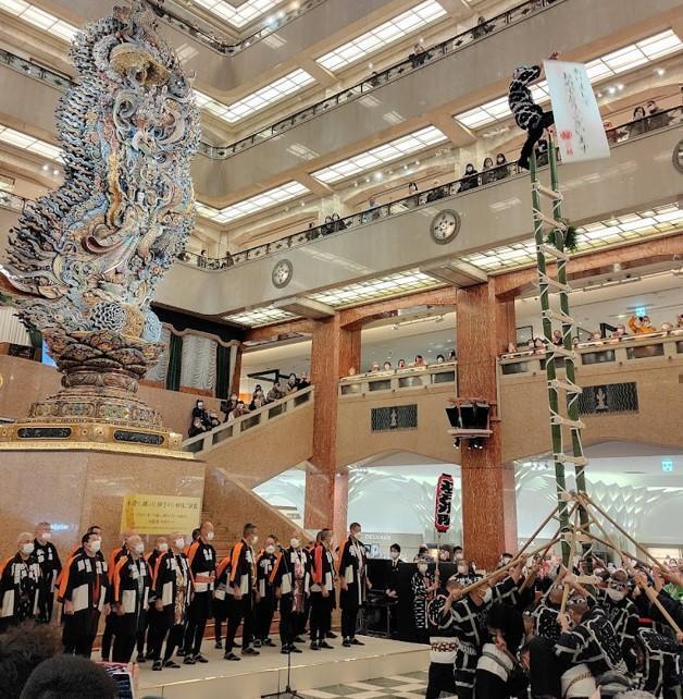  展示“木遣、缠舞、登梯子”的妙技日本桥三越新春祭 