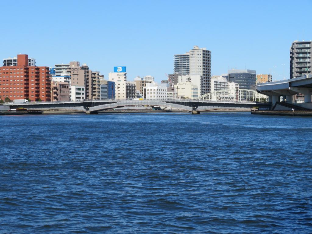  【2023年1月-2月】　蓝色的天空!映照着寒冷的隅田川! 
                                从桥上欣赏景观
