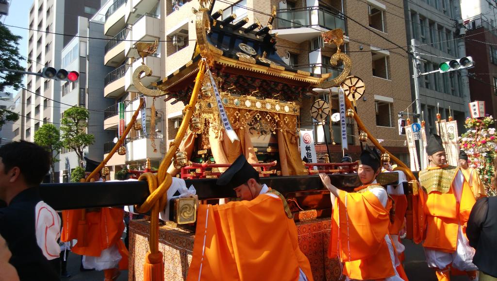 在有马小学附近排队祭礼队! 女儿梓3岁的神田祭!