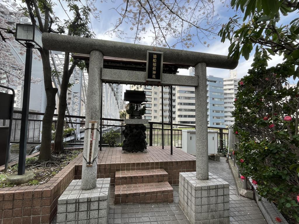 德船稻荷神社新川在很久以前被称为灵岸岛。