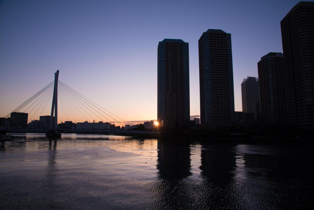 从早上的时间段的风景凑看水边的风景