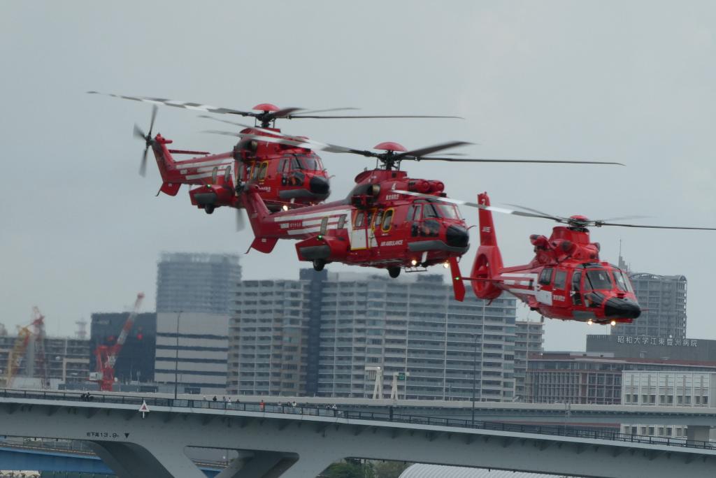 在低空飞行的直升机充满魄力的晴海,2019年水的消防页面