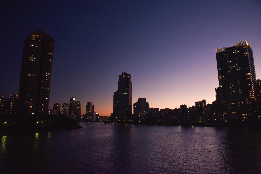 从黄昏时的中央大桥可以看到的风景中央大桥可以看到的水边风景