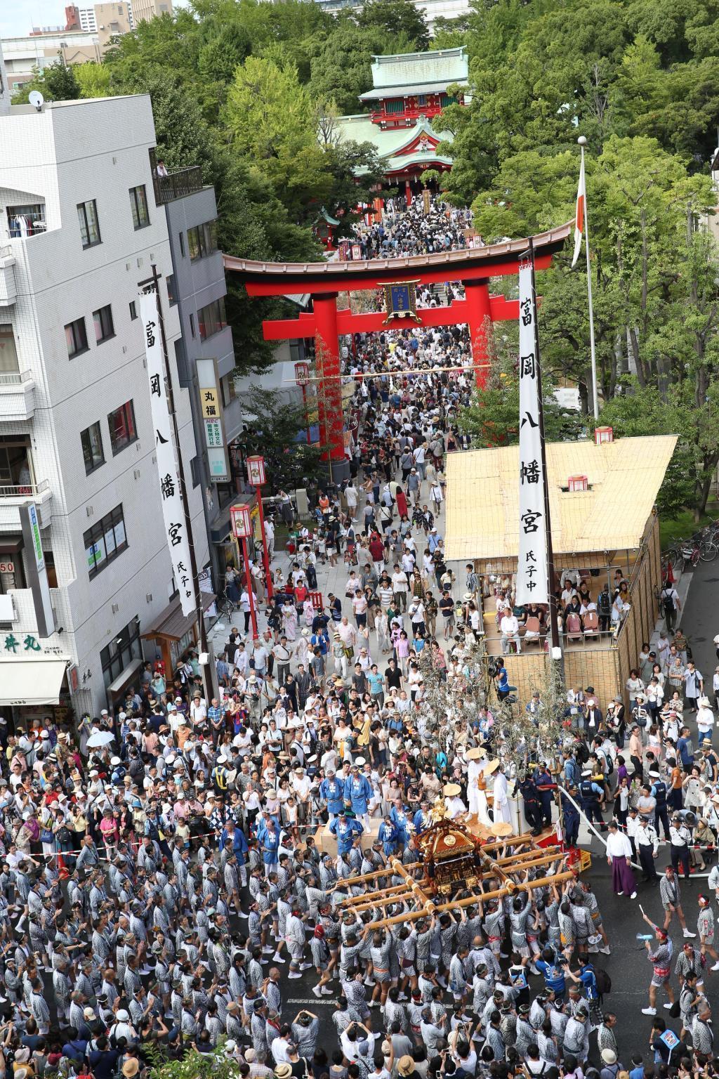  8月13日永代桥聚集了53座神轿