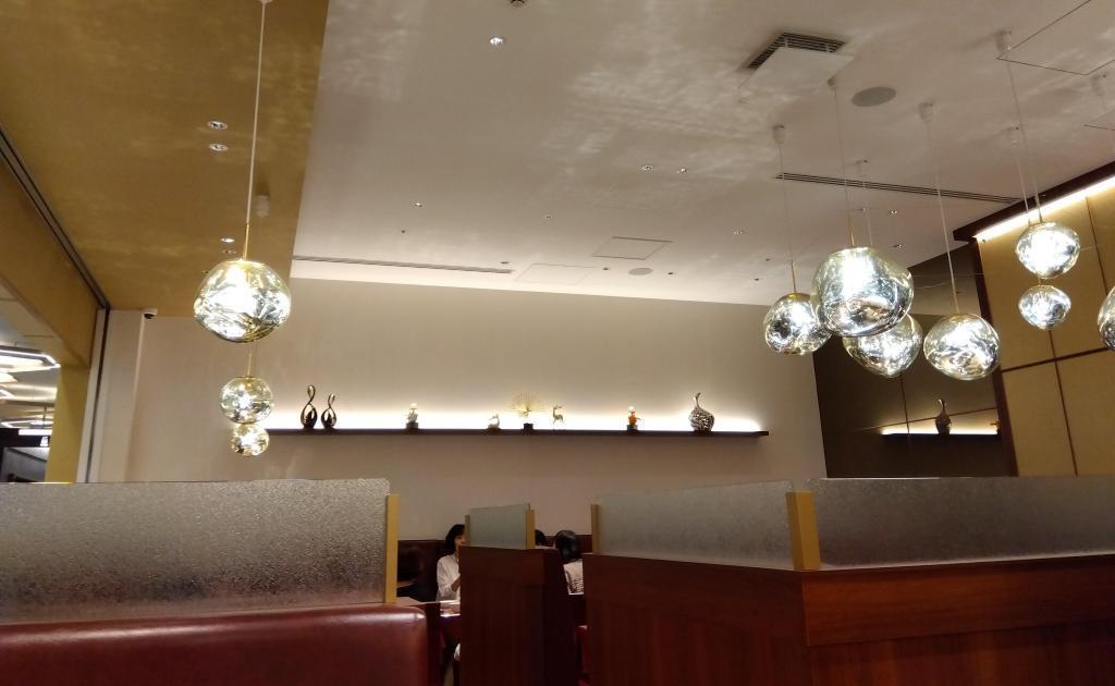 冷的午餐啤酒和热的广东浇汁炒面YAESU BISTRO东京中城八重洲店