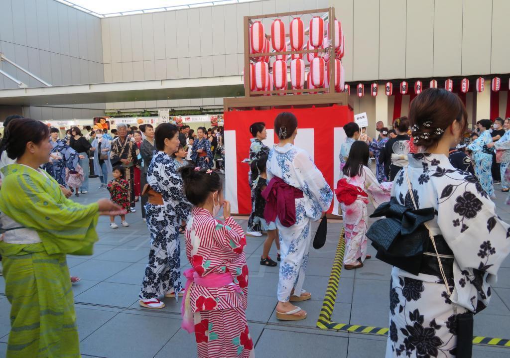 盂兰盆舞从经典的煤矿节到迪斯科风格的舞蹈也是第54届假日普罗姆纳德“浴衣银闲”