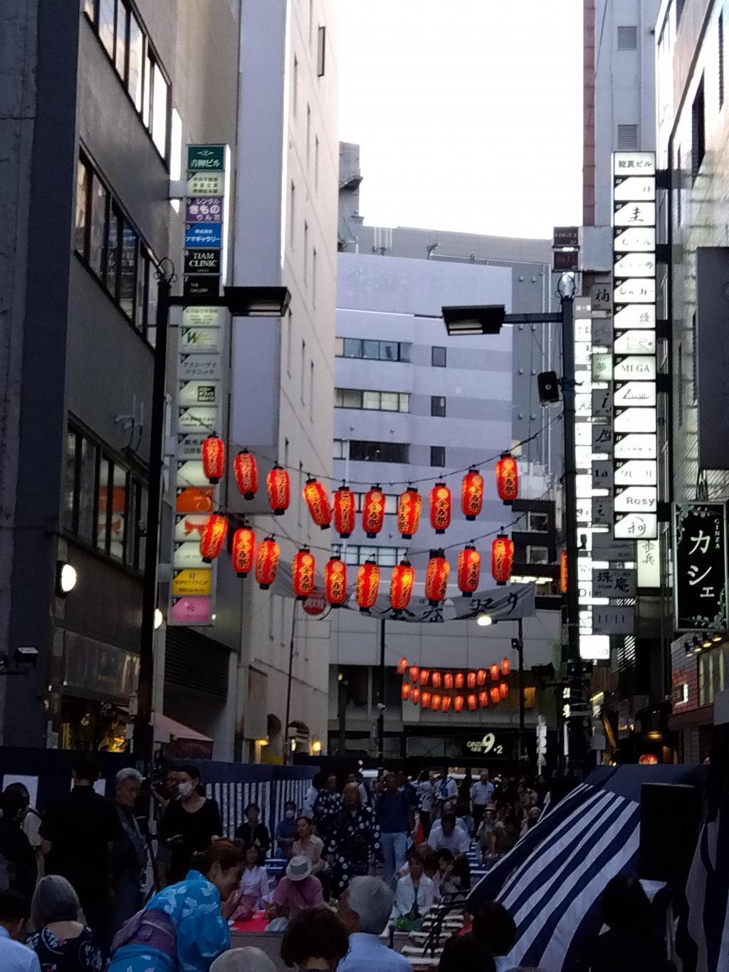 能乐金春祭路上奉纳能庄严地开演第三十九届能乐金春祭金春稻荷御旅所五星浴衣