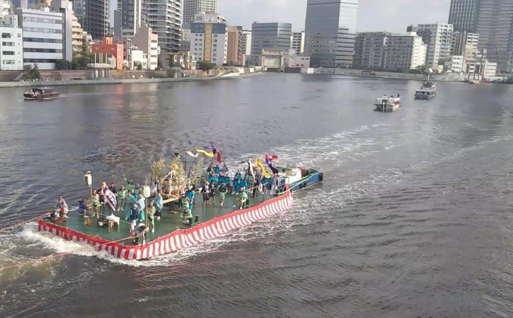 坐镇在台船上,神轿绕佃、月岛、晴海的水上一周佃、住吉神社船渡御和本周末的深川八幡大祭