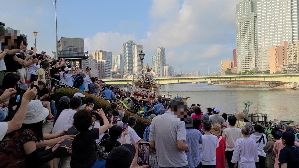 深受感动1肩负神轿的气魄住吉神社定期祭祀吓了一跳!
“神轿的船渡御”和“祭旗帜”