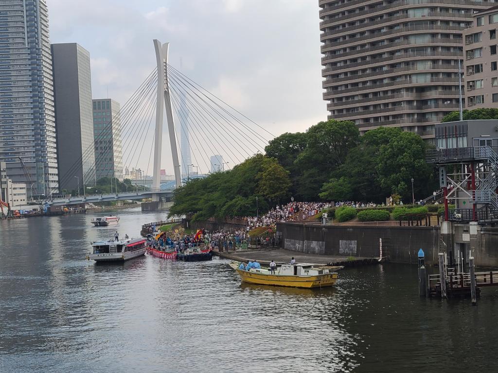 深受感动2被精粹的神轿船渡御住吉神社定期祭祀吓了一跳!
“神轿的船渡御”和“祭旗帜”