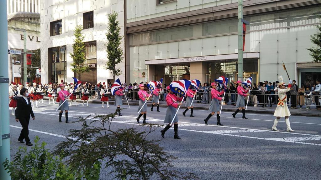 银座黄金游行
在秋高气爽的天气中,沿路有很多外国游客。 银座举行了黄金游行。　
接着,29日在日本桥·京桥举行了大江户活粹游行。