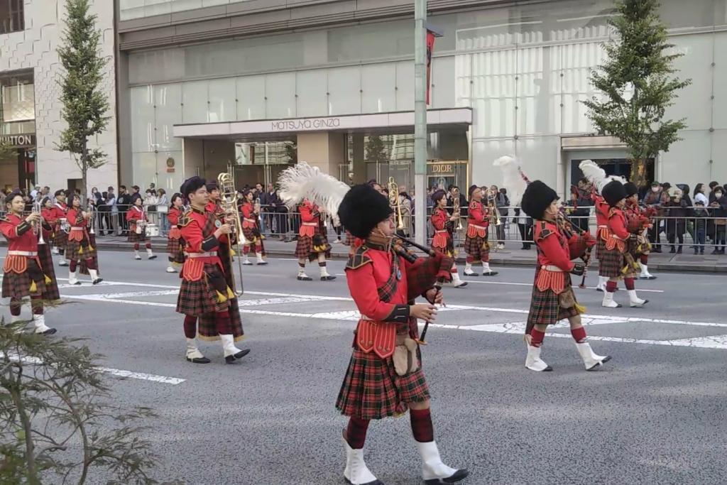  银座举行了黄金游行。　
接着,29日在日本桥·京桥举行了大江户活粹游行。