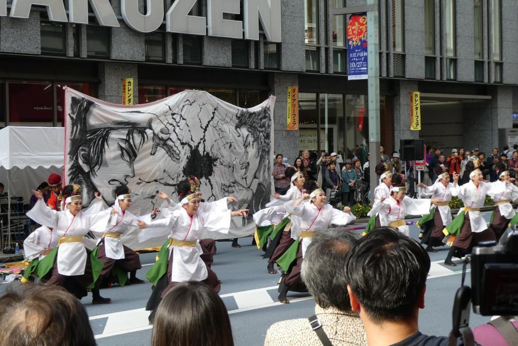  银座举行了黄金游行。　
接着,29日在日本桥·京桥举行了大江户活粹游行。