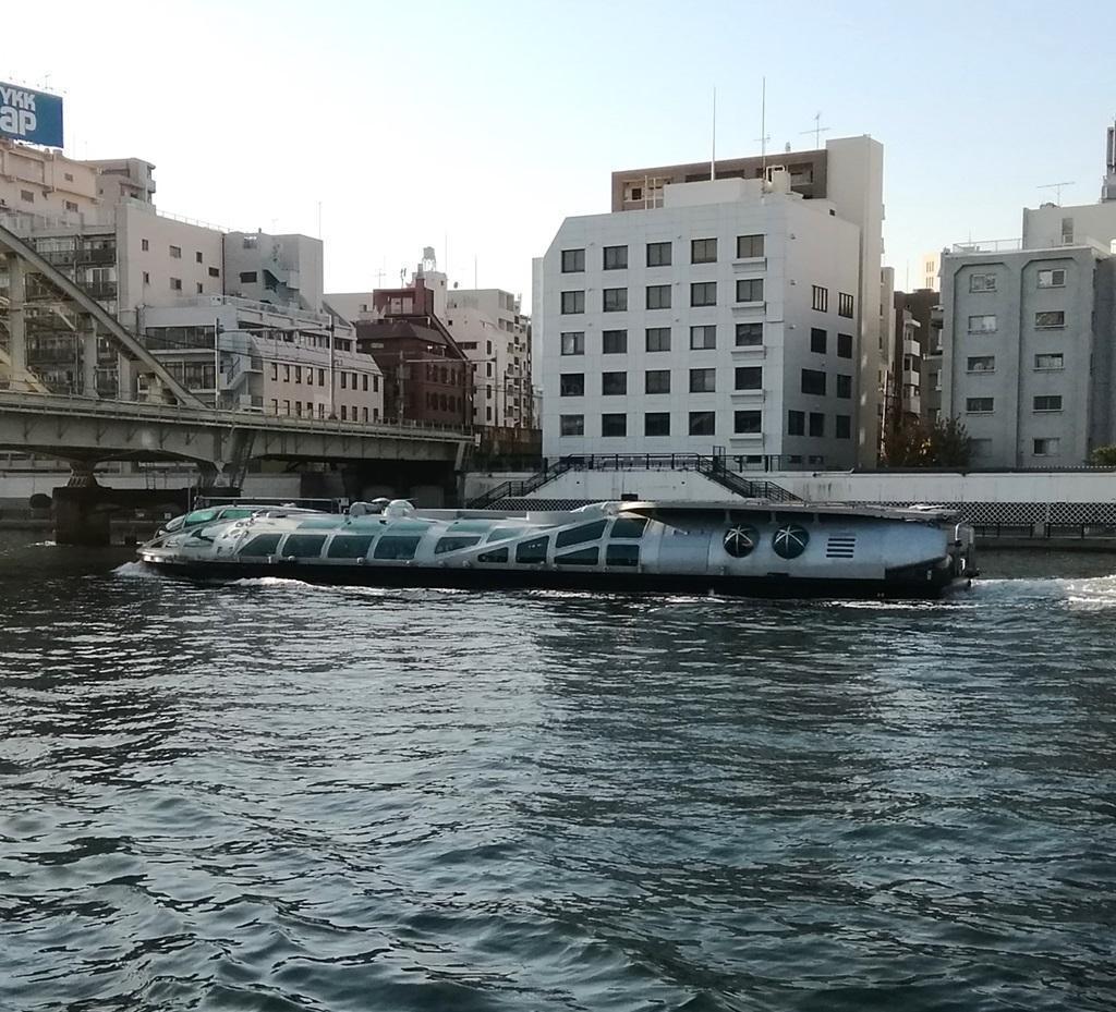 来往的游轮1沃特滋竹芝　→　浅草二天门几乎都是在中央区游船
　以隅田川9桥为中心进行介绍(4-3)
　　～东京水边线浅草・台场游轮～