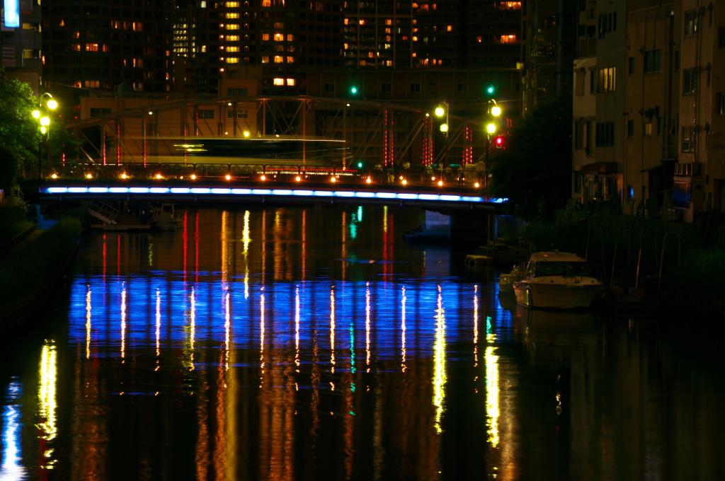 周围还设有公园的休息场所高桥・南高桥水边的夜景