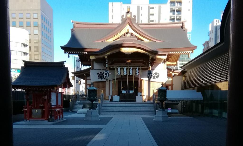 ③　宝生弁财天水天宫境内
(图像中央是水天宫的拜殿,左端是宝生弁财天的神社。】 日本桥七福神巡游,实际上是人形町绕一周～日本桥七福神巡游～