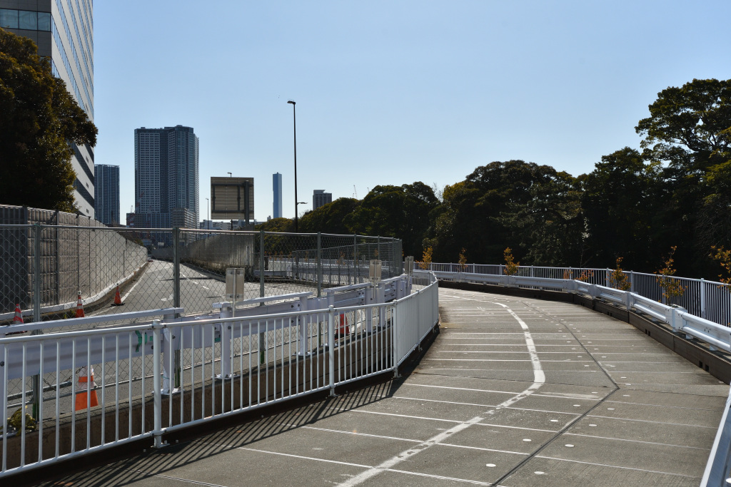  从筑地川沿岸的临时道路眺望的浜离宫恩赐庭园