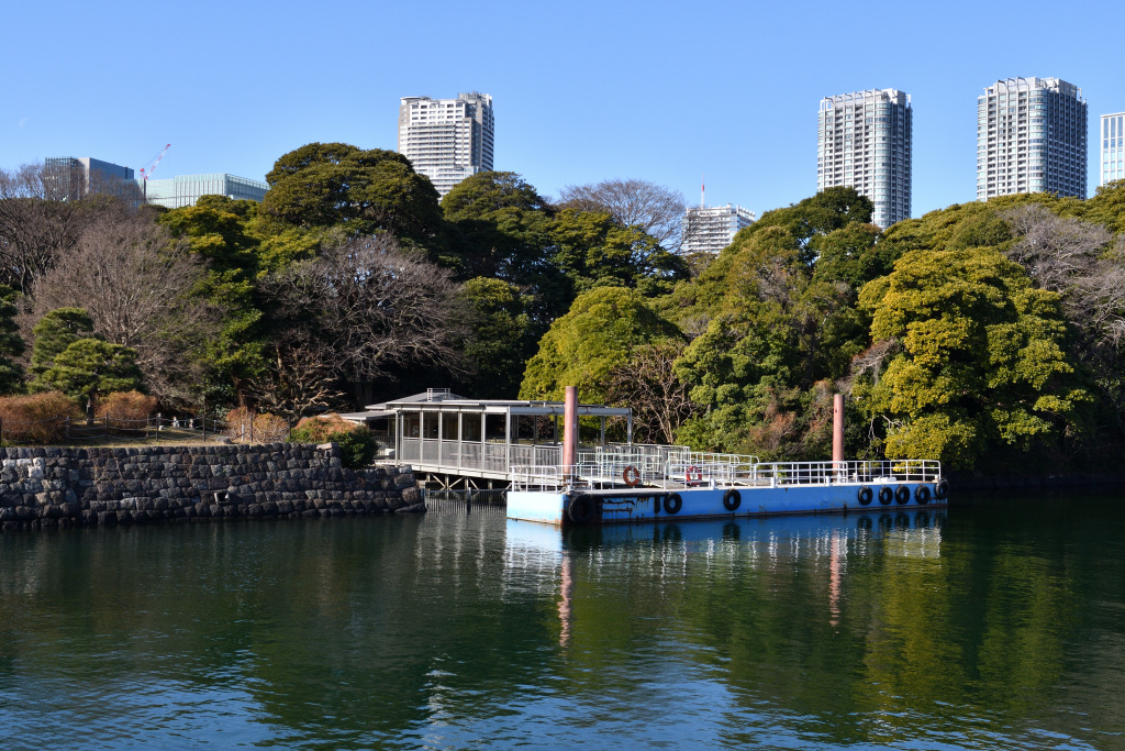  从筑地川沿岸的临时道路眺望的浜离宫恩赐庭园