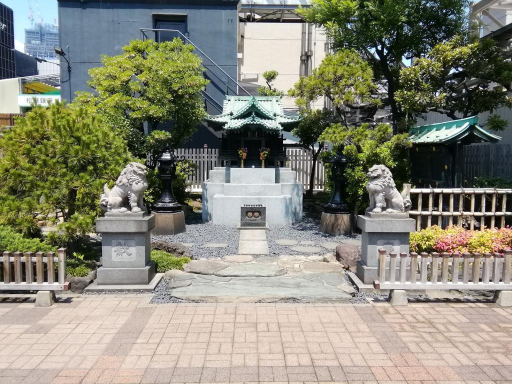 ③　龙光不动尊
(流高夫)
银座3-6-1松屋银座本店屋上春・・・银座八丁神社巡礼
　前篇