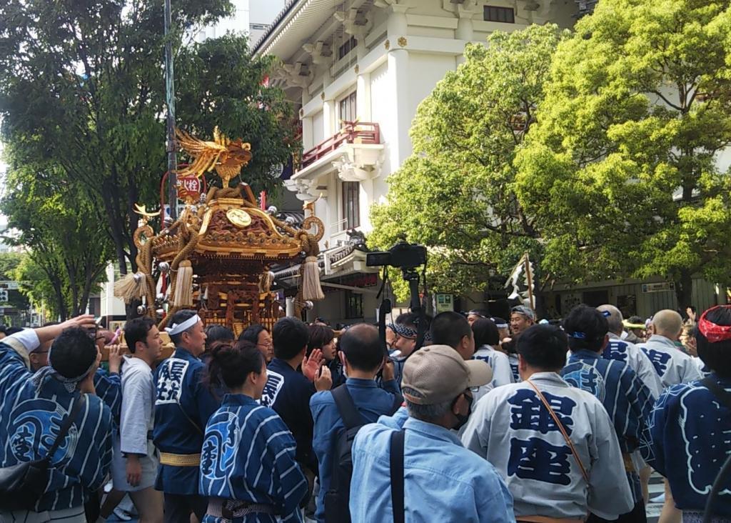 5月4日氏子町会神轿的联合渡御。银座、歌舞伎座也在转转。 铁炮洲稻荷神社御镇座1184年定期大祭祀时隔6年的本节5月2日晚～5日