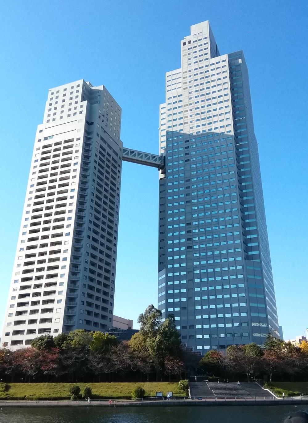  Looking up at high-rise building
　-仰望高层建筑-1
　　～圣路加圣卢克斯塔・圣路加住宅～