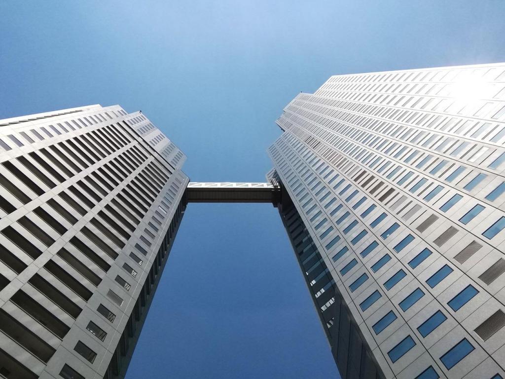  Looking up at high-rise building
　-仰望高层建筑-1
　　～圣路加圣卢克斯塔・圣路加住宅～