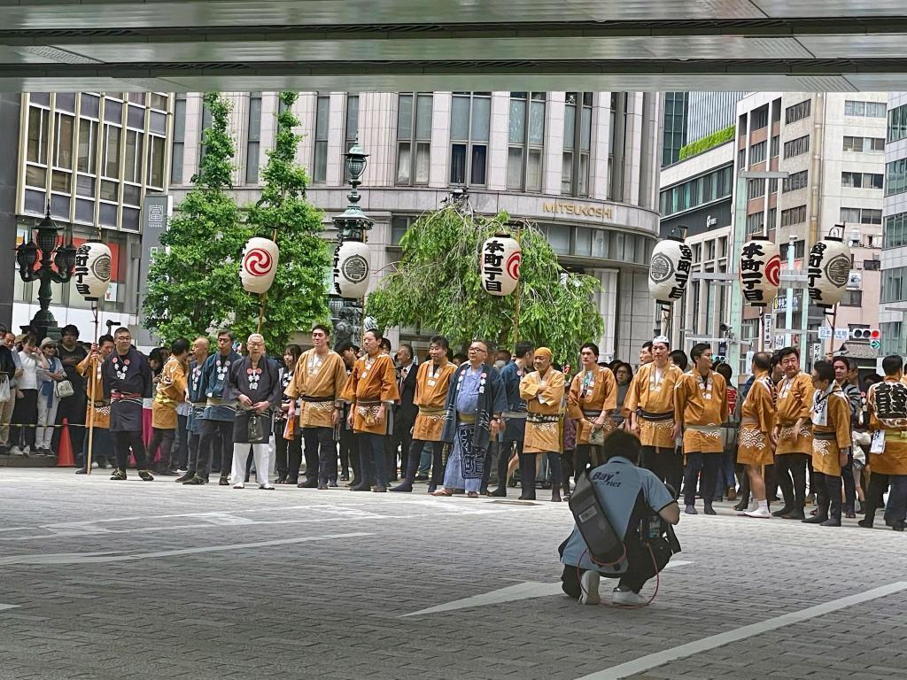 神轿在日本道路元标(日本桥)迎来的室町本町中央路上游行(山王祭)下町联合渡御