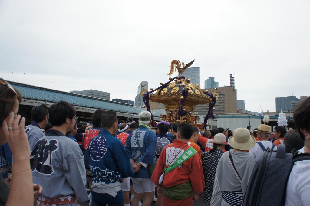 从庭园出来,过了大手门桥,解体中的筑地中央批发市场梅雨的蓝天,从滨离宫到丰洲市场