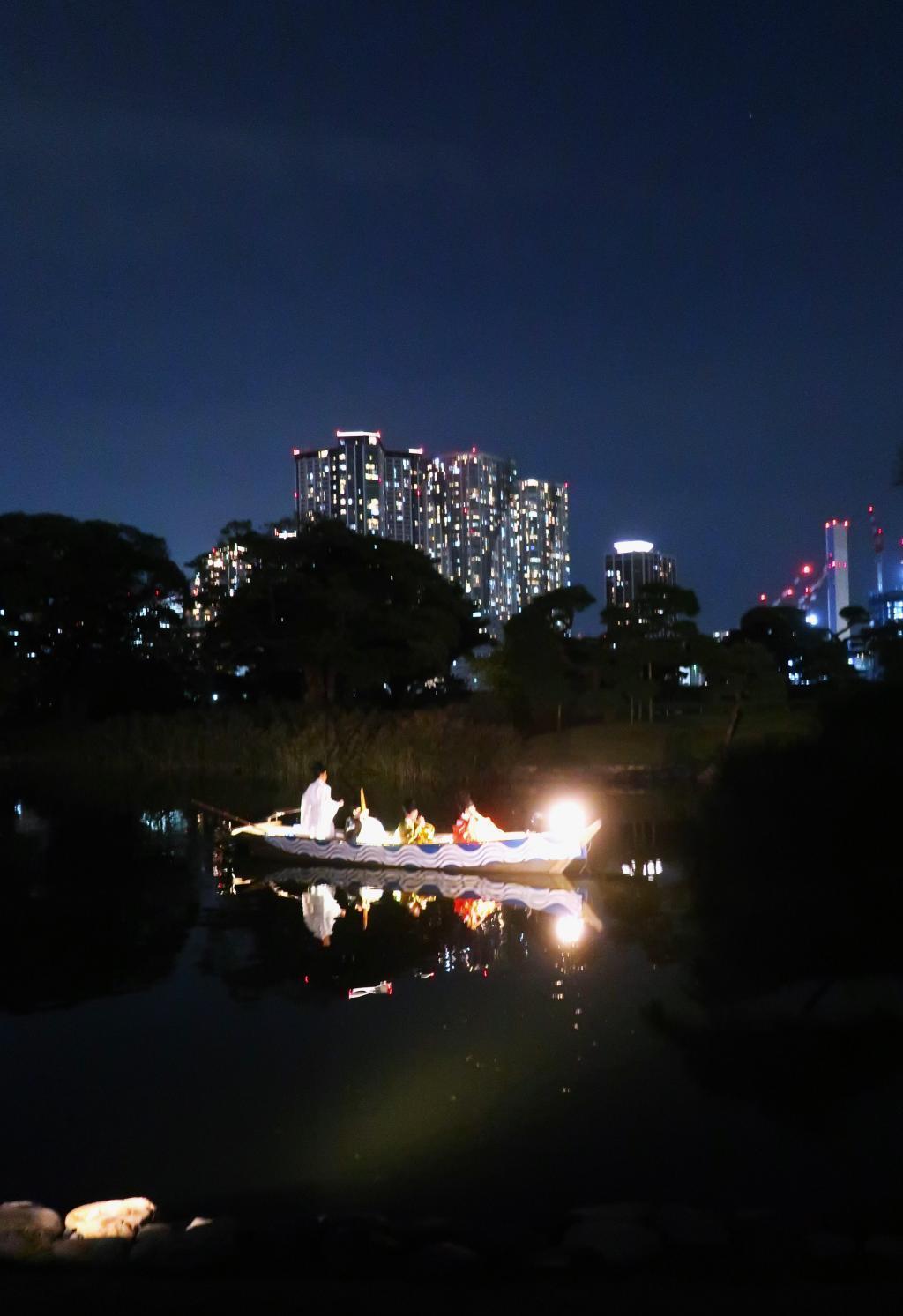  在滨离宫恩赐庭园赏月散步
The Moon at Shogun's Ｇarden Hamarikyu on a Fantastic Night 