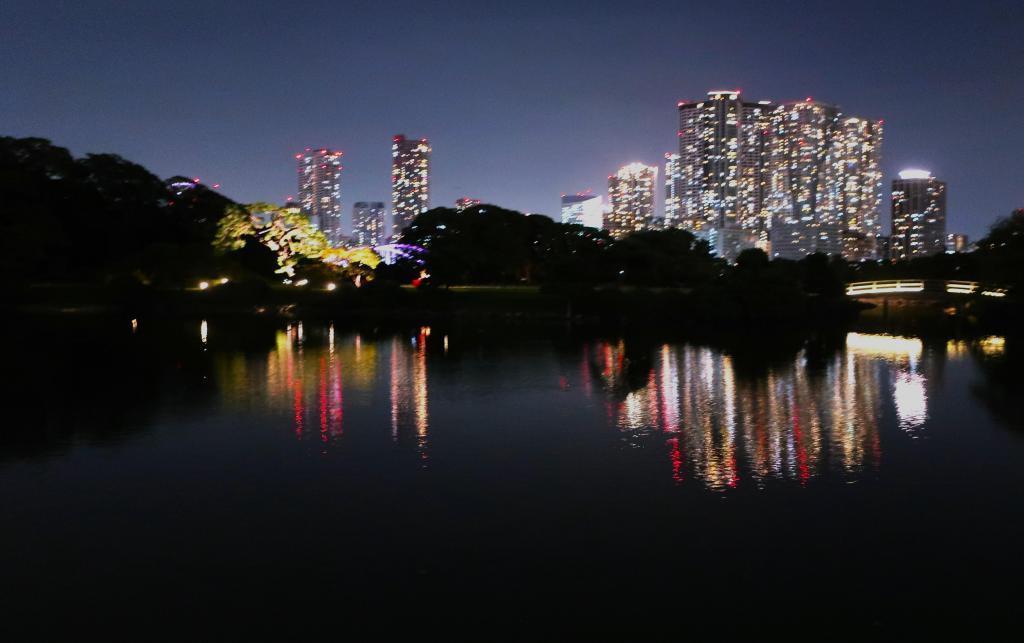  在滨离宫恩赐庭园赏月散步
The Moon at Shogun's Ｇarden Hamarikyu on a Fantastic Night 