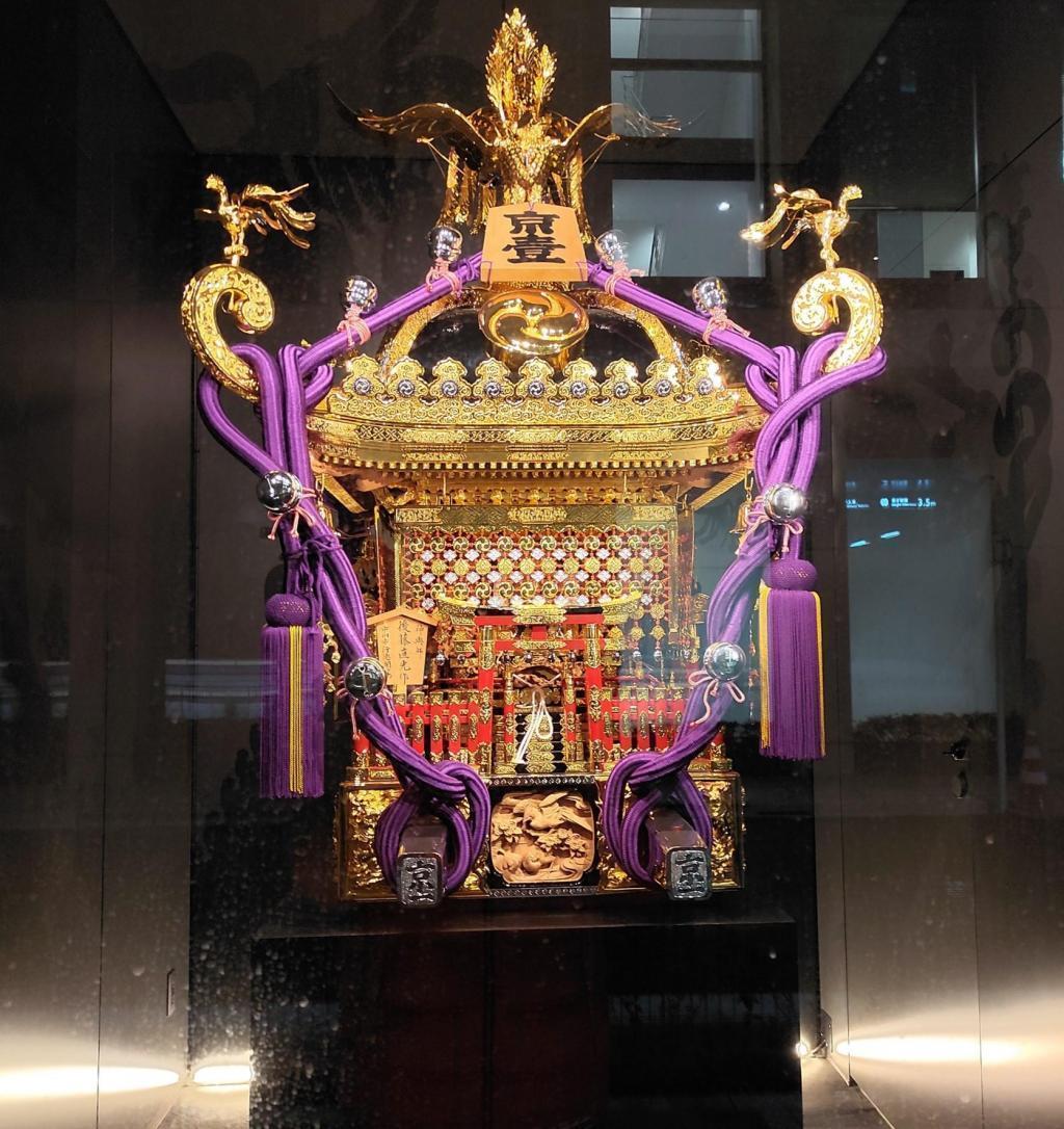 “京桥一丁目町会的神轿”的展示　　　　　　　　　　　　 在TODA BUILDING的背面“文化历史之路”上,“歌川广重居住地遗址”的指示牌复活