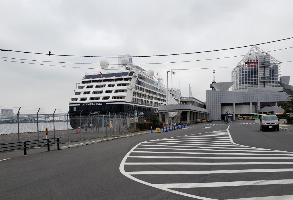  “Azamara Quest”靠岸在晴海码头。