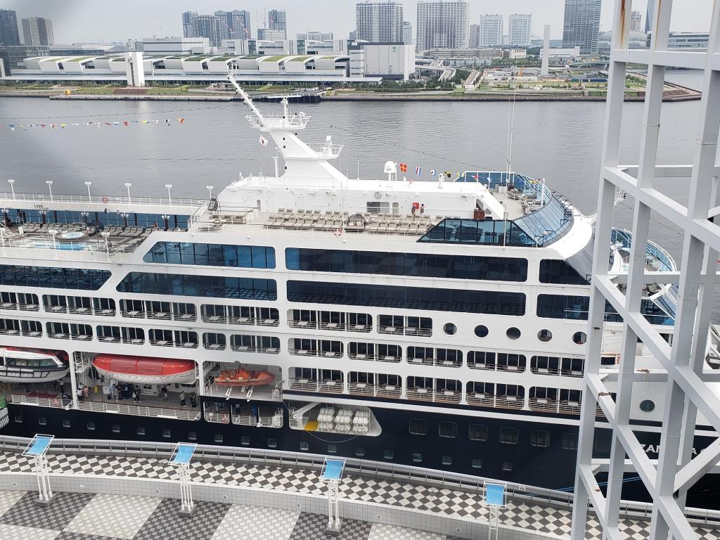  “Azamara Quest”靠岸在晴海码头。