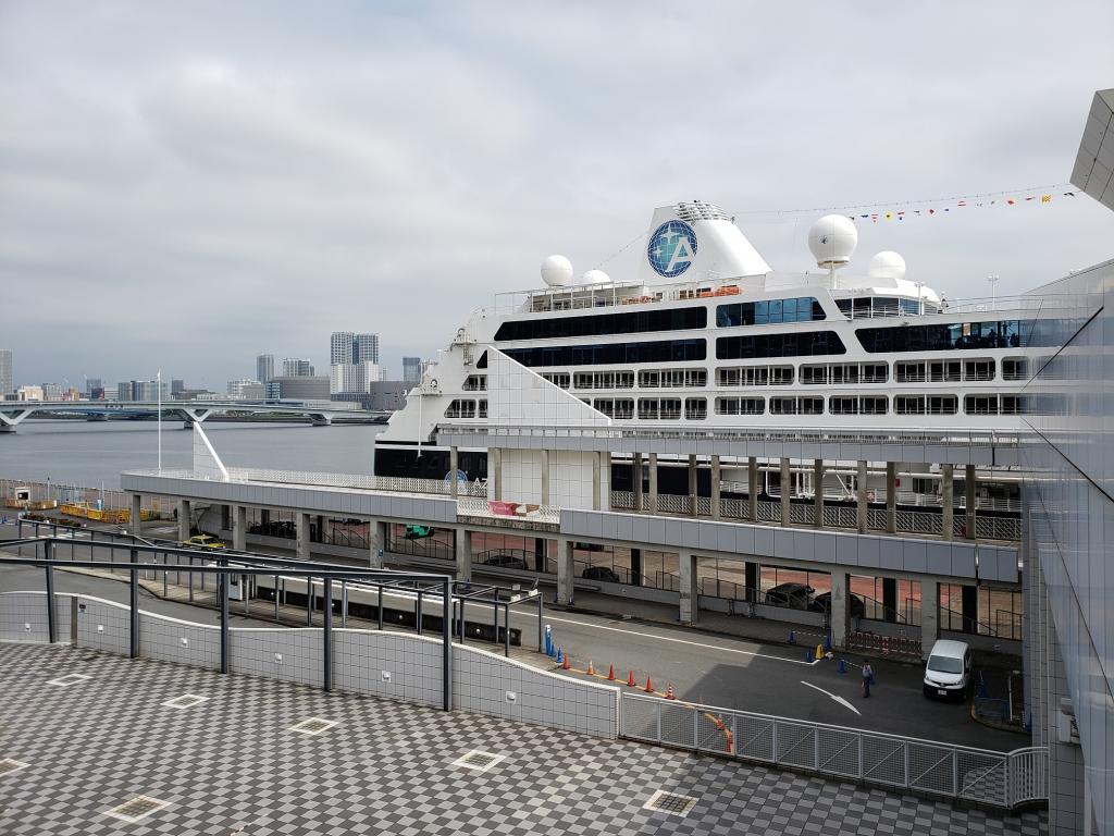  “Azamara Quest”靠岸在晴海码头。